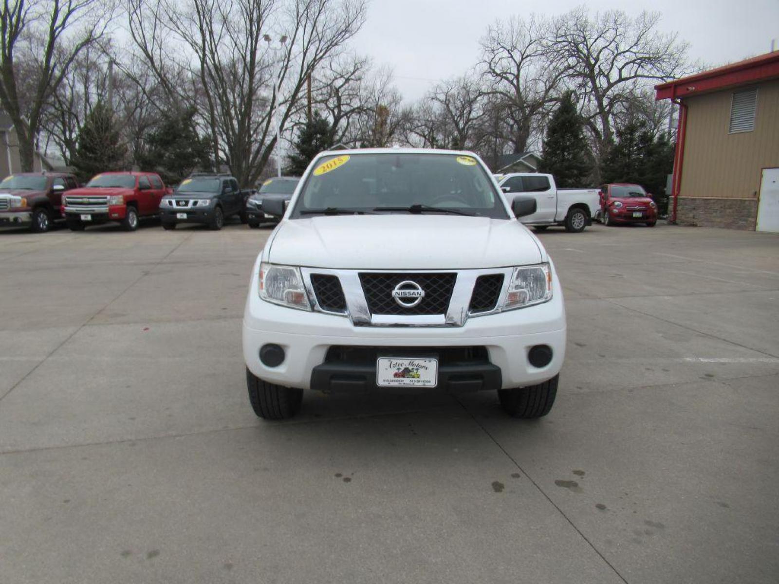 2015 WHITE NISSAN FRONTIER SV (1N6AD0CW2FN) with an 4.0L engine, Automatic transmission, located at 908 SE 14th Street, Des Moines, IA, 50317, (515) 281-0330, 41.580303, -93.597046 - Photo #1