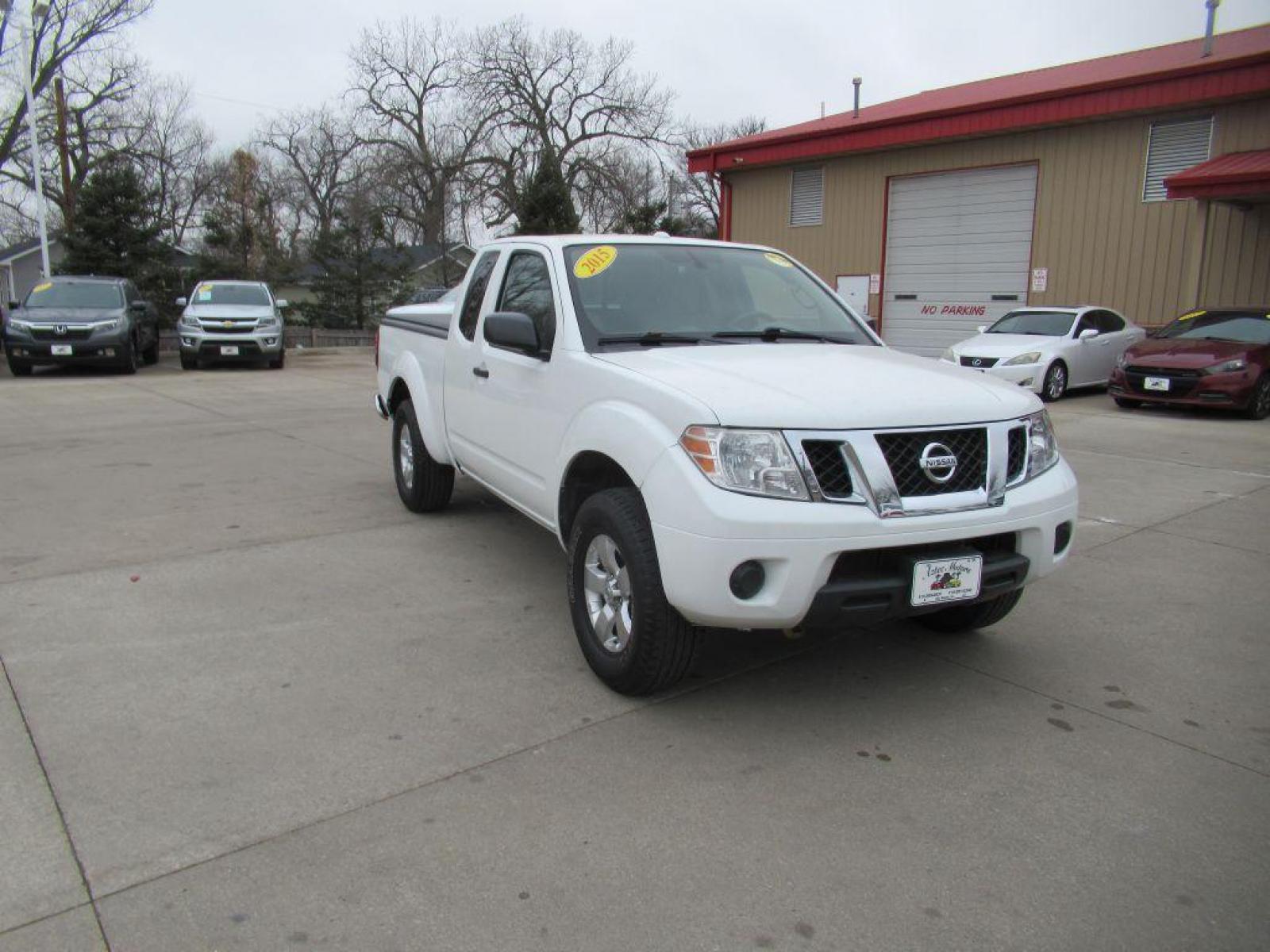 2015 WHITE NISSAN FRONTIER SV (1N6AD0CW2FN) with an 4.0L engine, Automatic transmission, located at 908 SE 14th Street, Des Moines, IA, 50317, (515) 281-0330, 41.580303, -93.597046 - Photo #2
