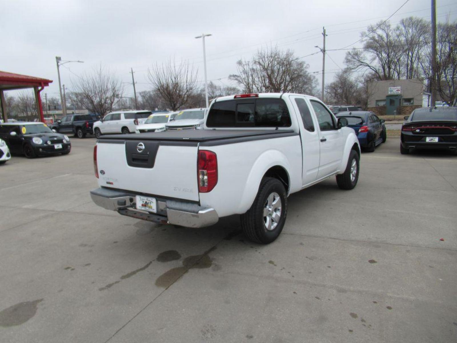 2015 WHITE NISSAN FRONTIER SV (1N6AD0CW2FN) with an 4.0L engine, Automatic transmission, located at 908 SE 14th Street, Des Moines, IA, 50317, (515) 281-0330, 41.580303, -93.597046 - Photo #4