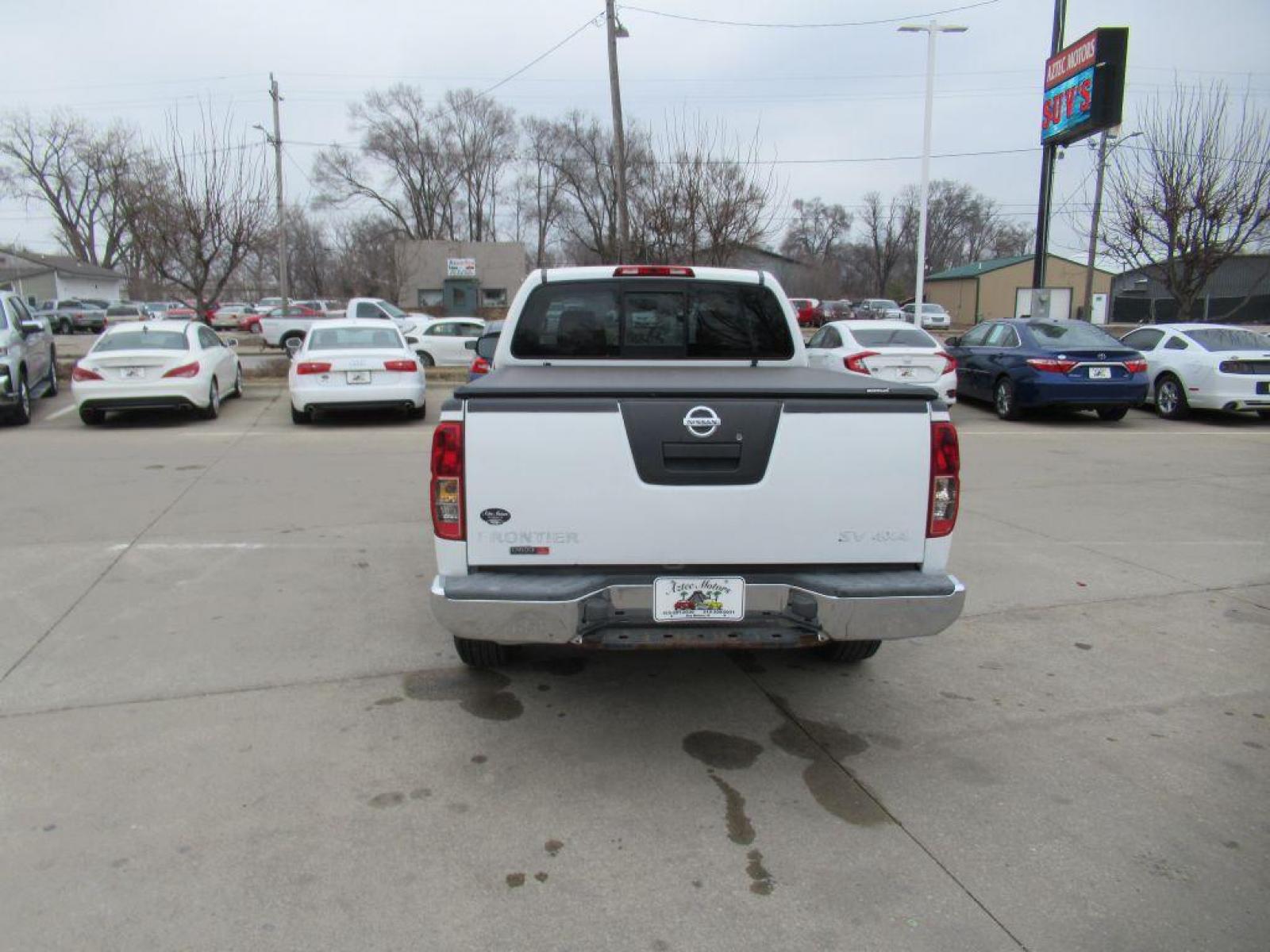 2015 WHITE NISSAN FRONTIER SV (1N6AD0CW2FN) with an 4.0L engine, Automatic transmission, located at 908 SE 14th Street, Des Moines, IA, 50317, (515) 281-0330, 41.580303, -93.597046 - Photo #5