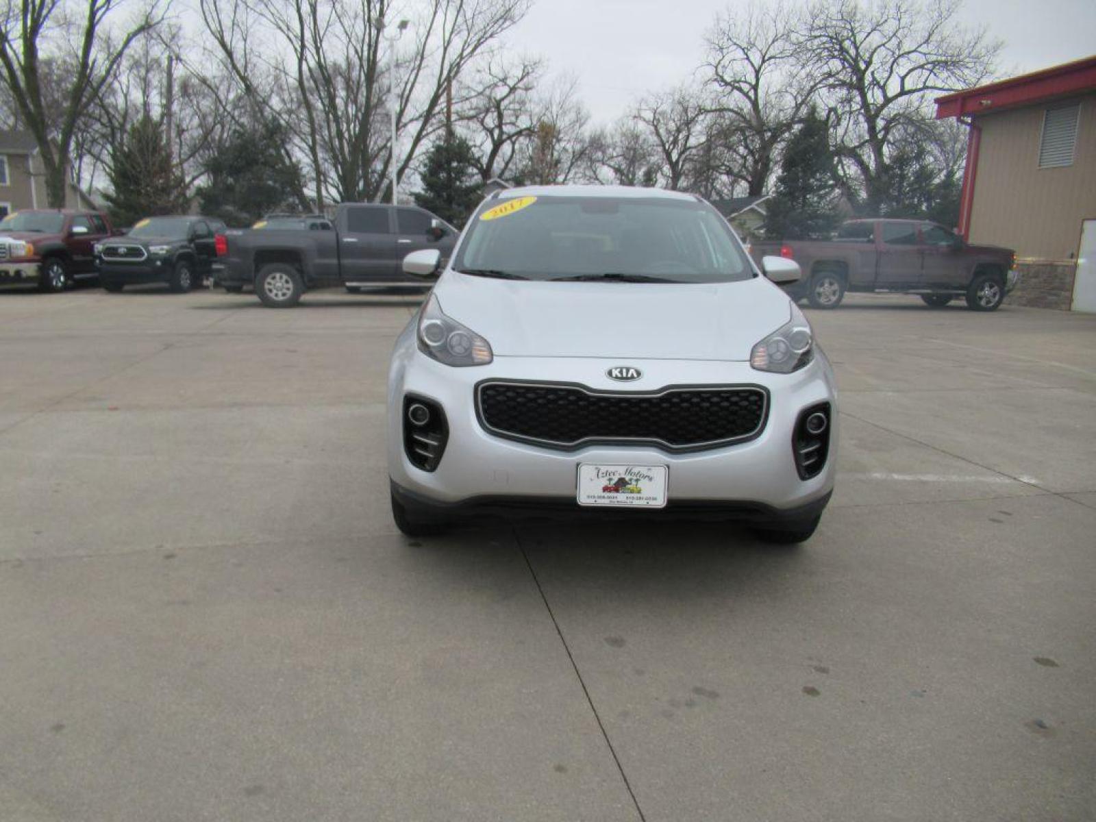 2017 SILVER KIA SPORTAGE LX (KNDPMCAC6H7) with an 2.4L engine, Automatic transmission, located at 908 SE 14th Street, Des Moines, IA, 50317, (515) 281-0330, 41.580303, -93.597046 - Photo #1
