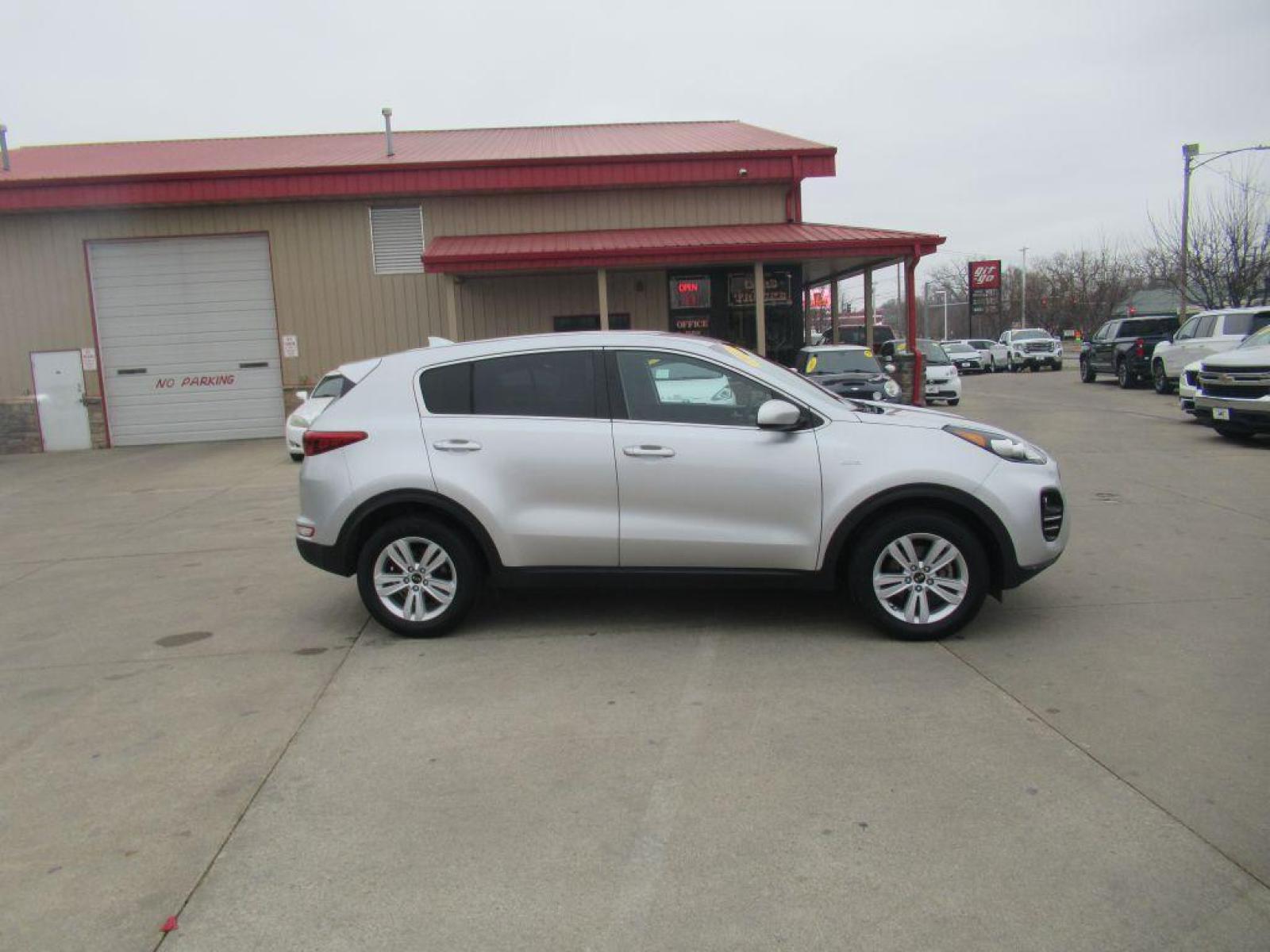 2017 SILVER KIA SPORTAGE LX (KNDPMCAC6H7) with an 2.4L engine, Automatic transmission, located at 908 SE 14th Street, Des Moines, IA, 50317, (515) 281-0330, 41.580303, -93.597046 - Photo #3