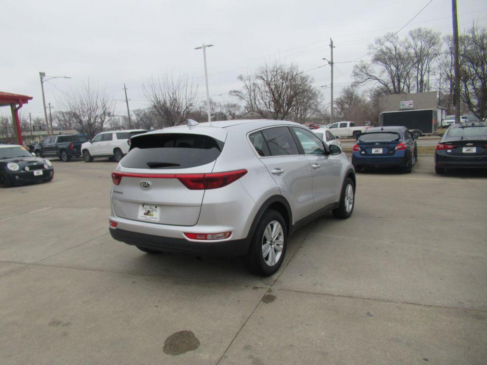 2017 SILVER KIA SPORTAGE LX (KNDPMCAC6H7) with an 2.4L engine, Automatic transmission, located at 908 SE 14th Street, Des Moines, IA, 50317, (515) 281-0330, 41.580303, -93.597046 - Photo #4