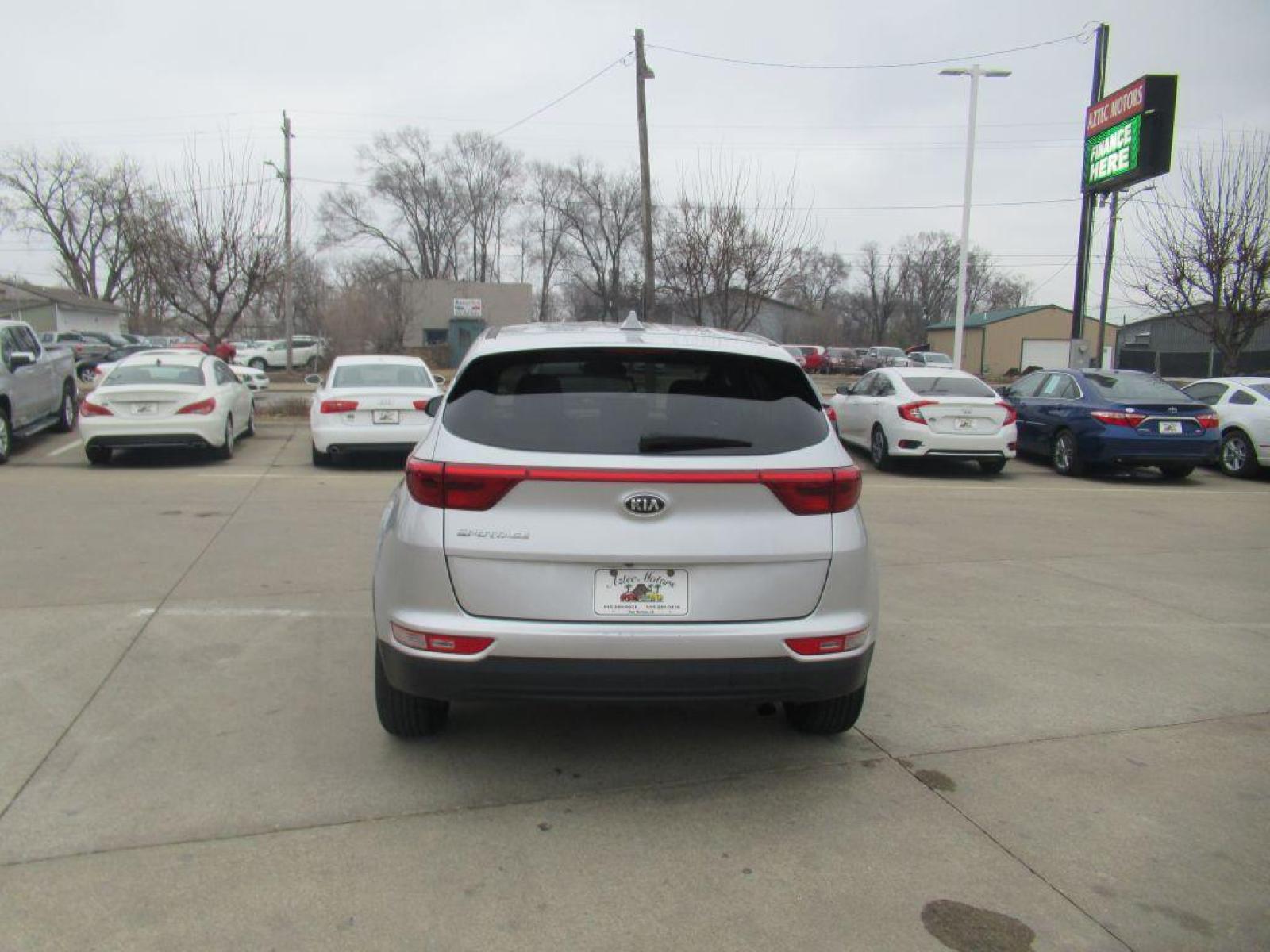 2017 SILVER KIA SPORTAGE LX (KNDPMCAC6H7) with an 2.4L engine, Automatic transmission, located at 908 SE 14th Street, Des Moines, IA, 50317, (515) 281-0330, 41.580303, -93.597046 - Photo #5
