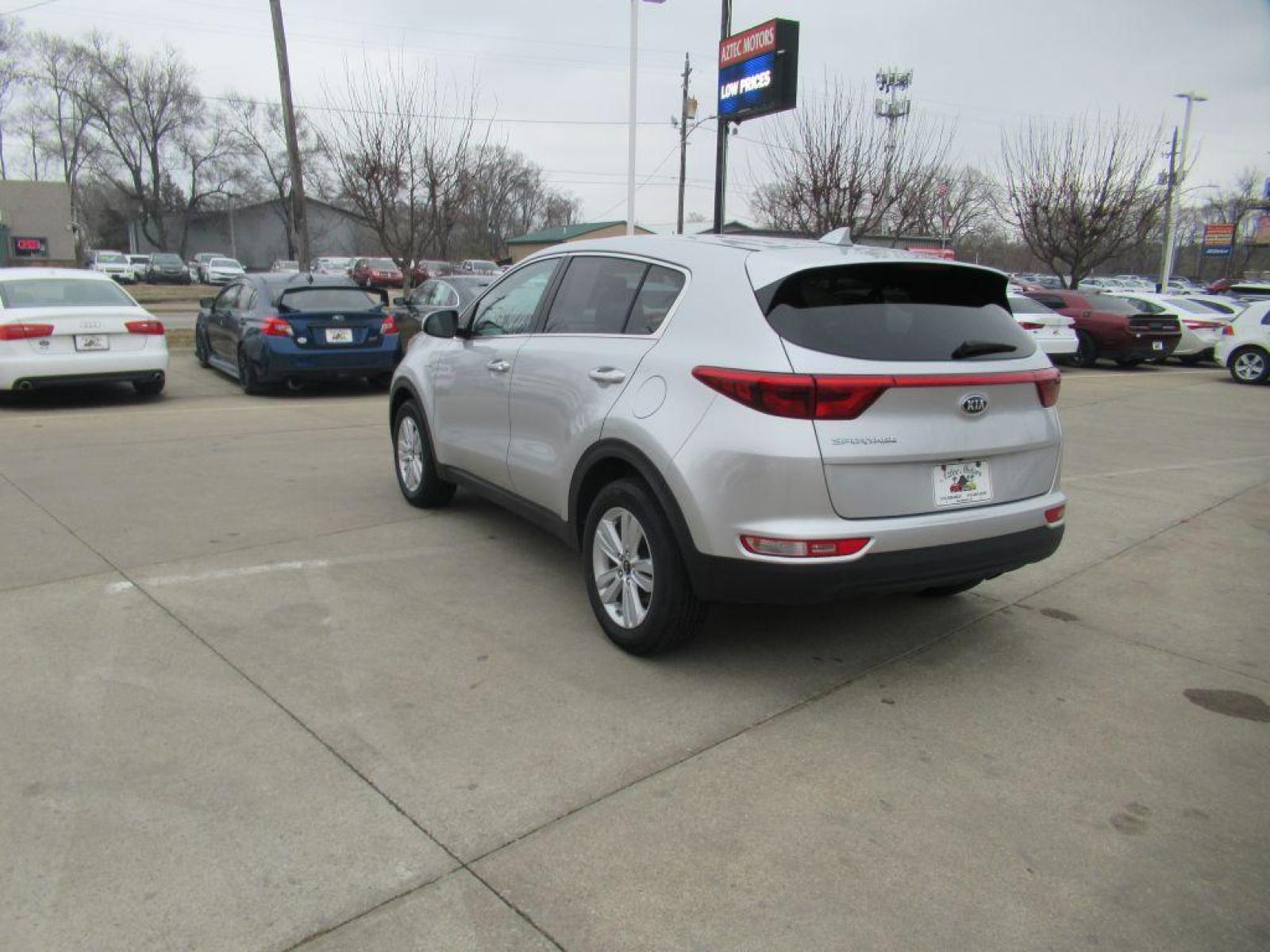 2017 SILVER KIA SPORTAGE LX (KNDPMCAC6H7) with an 2.4L engine, Automatic transmission, located at 908 SE 14th Street, Des Moines, IA, 50317, (515) 281-0330, 41.580303, -93.597046 - Photo #6