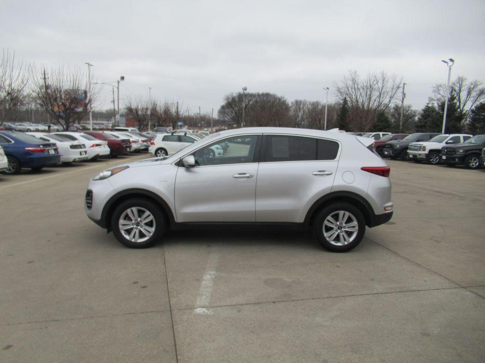 2017 SILVER KIA SPORTAGE LX (KNDPMCAC6H7) with an 2.4L engine, Automatic transmission, located at 908 SE 14th Street, Des Moines, IA, 50317, (515) 281-0330, 41.580303, -93.597046 - Photo #7