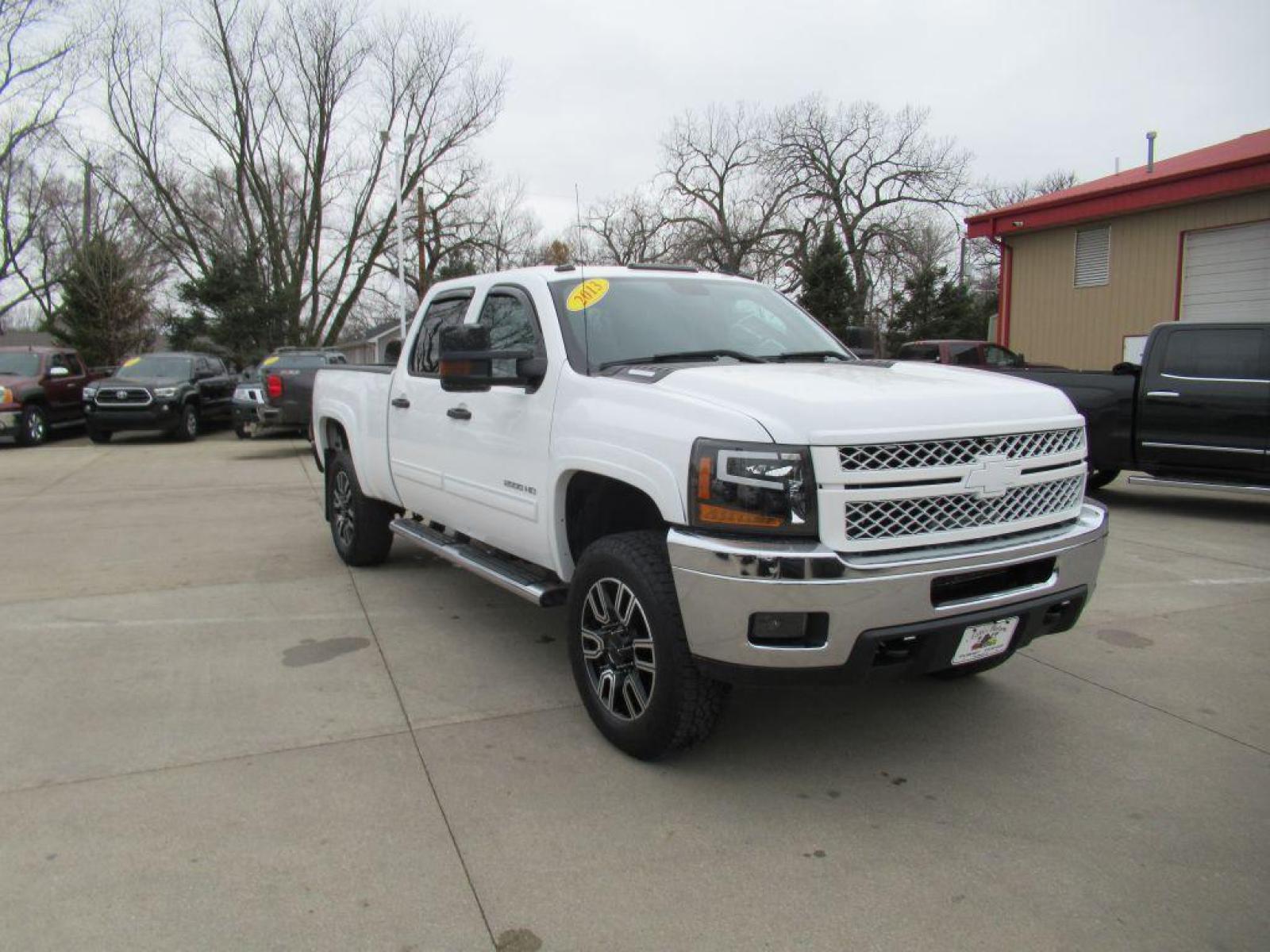 2013 WHITE CHEVROLET SILVERADO 2500 HEAVY DUTY LT (1GC1KXCG4DF) with an 6.0L engine, Automatic transmission, located at 908 SE 14th Street, Des Moines, IA, 50317, (515) 281-0330, 41.580303, -93.597046 - Photo #2