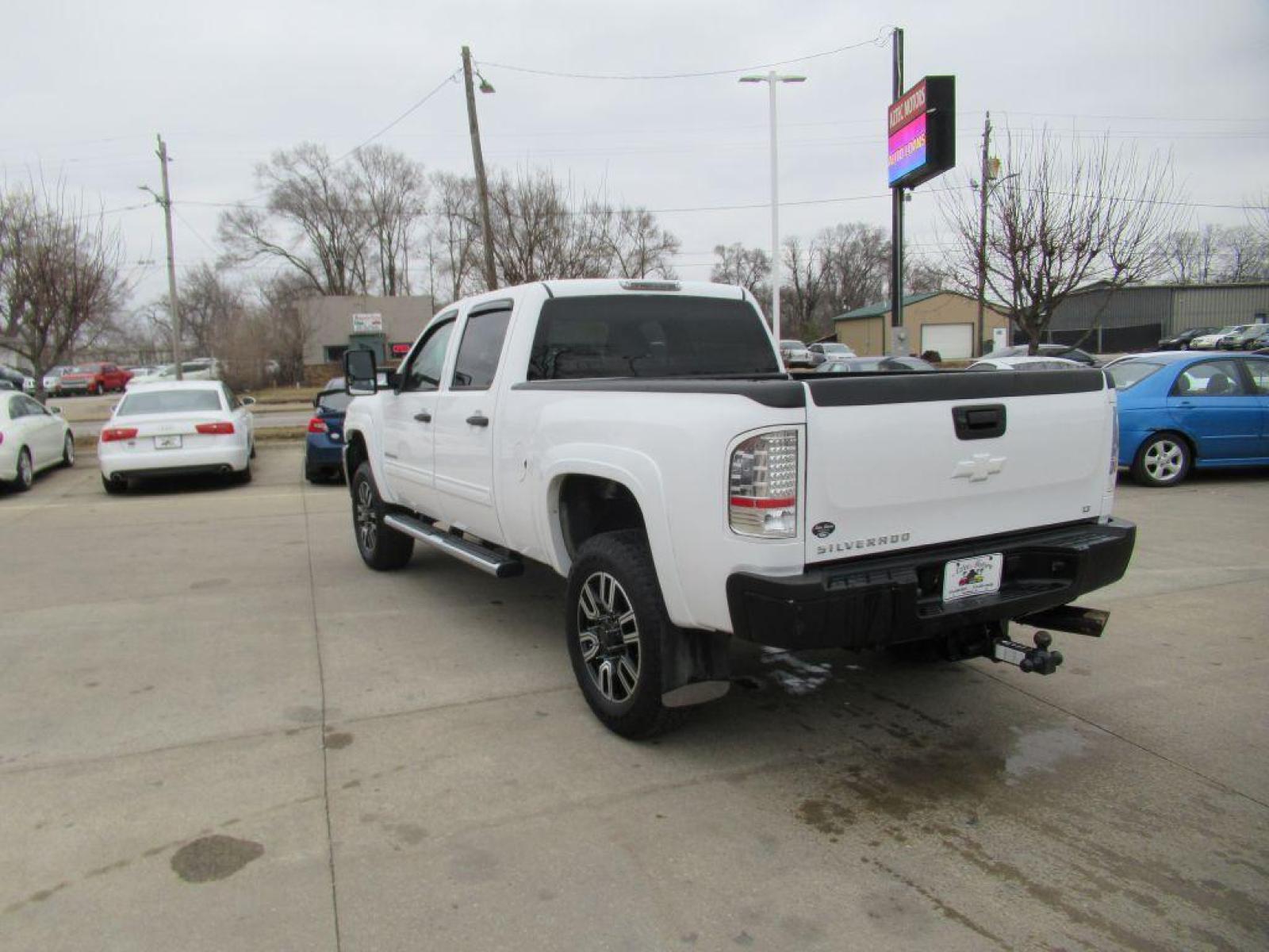 2013 WHITE CHEVROLET SILVERADO 2500 HEAVY DUTY LT (1GC1KXCG4DF) with an 6.0L engine, Automatic transmission, located at 908 SE 14th Street, Des Moines, IA, 50317, (515) 281-0330, 41.580303, -93.597046 - Photo #6