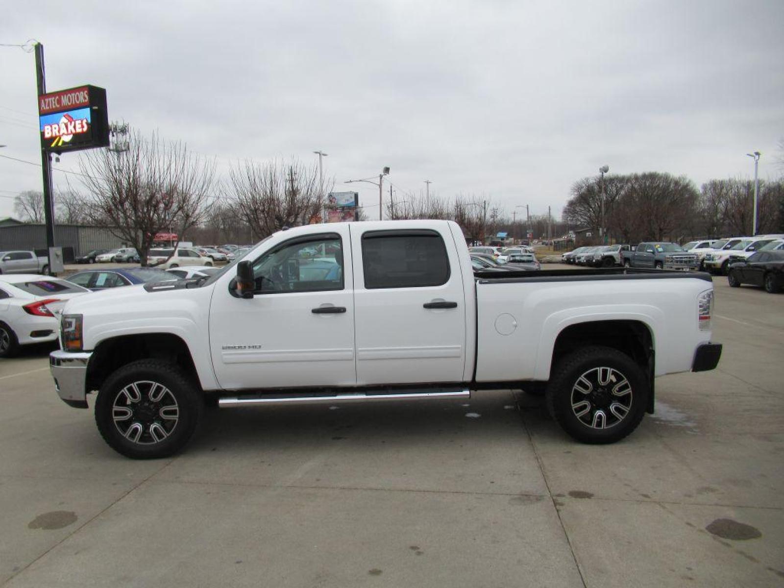 2013 WHITE CHEVROLET SILVERADO 2500 HEAVY DUTY LT (1GC1KXCG4DF) with an 6.0L engine, Automatic transmission, located at 908 SE 14th Street, Des Moines, IA, 50317, (515) 281-0330, 41.580303, -93.597046 - Photo #7