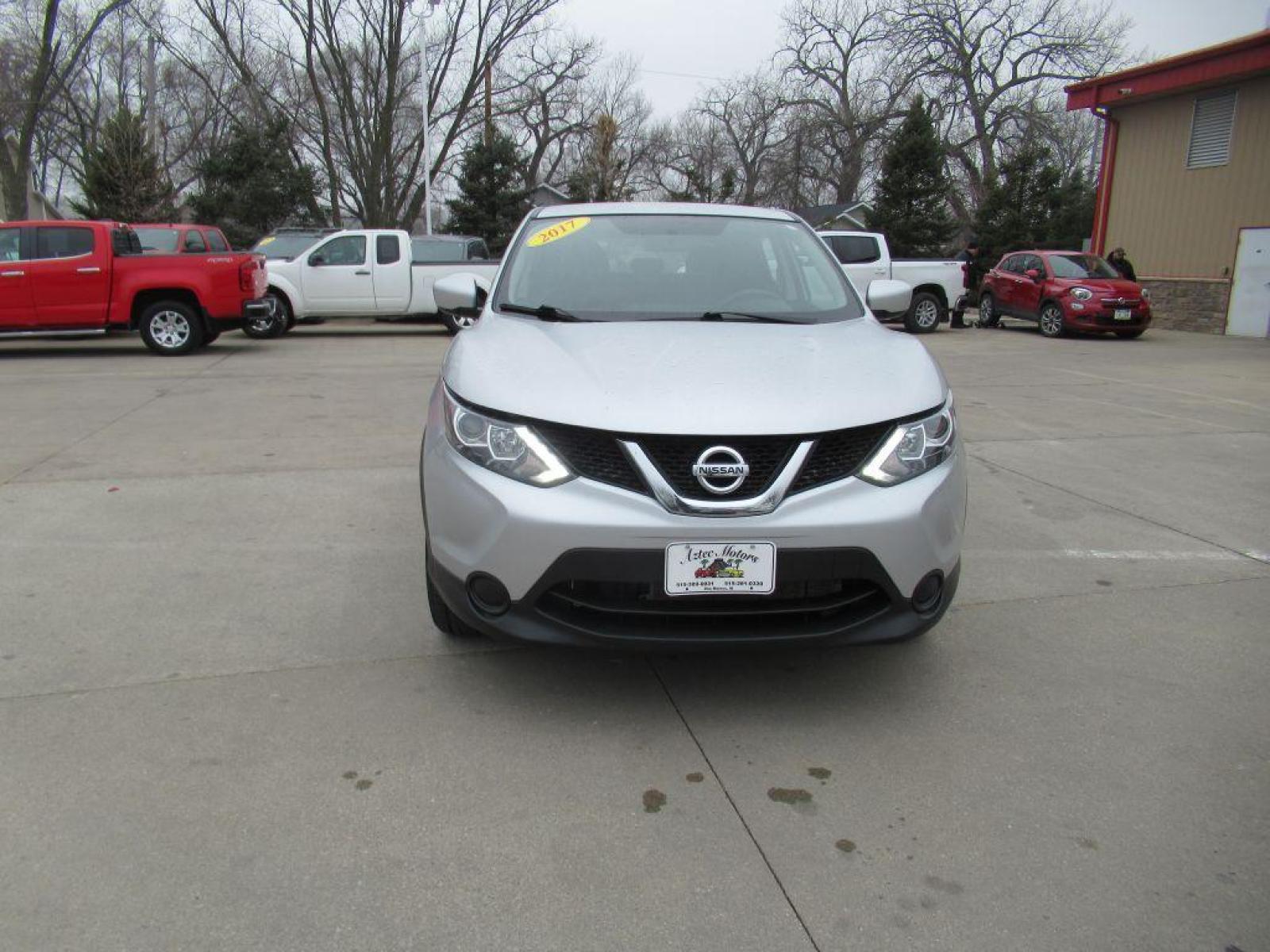 2017 SILVER NISSAN ROGUE SPORT S (JN1BJ1CR4HW) with an 2.0L engine, Continuously Variable transmission, located at 908 SE 14th Street, Des Moines, IA, 50317, (515) 281-0330, 41.580303, -93.597046 - Photo #1