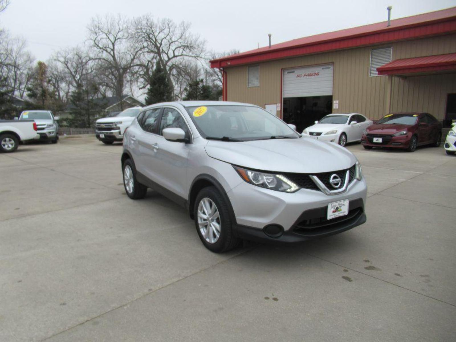 2017 SILVER NISSAN ROGUE SPORT S (JN1BJ1CR4HW) with an 2.0L engine, Continuously Variable transmission, located at 908 SE 14th Street, Des Moines, IA, 50317, (515) 281-0330, 41.580303, -93.597046 - Photo #2