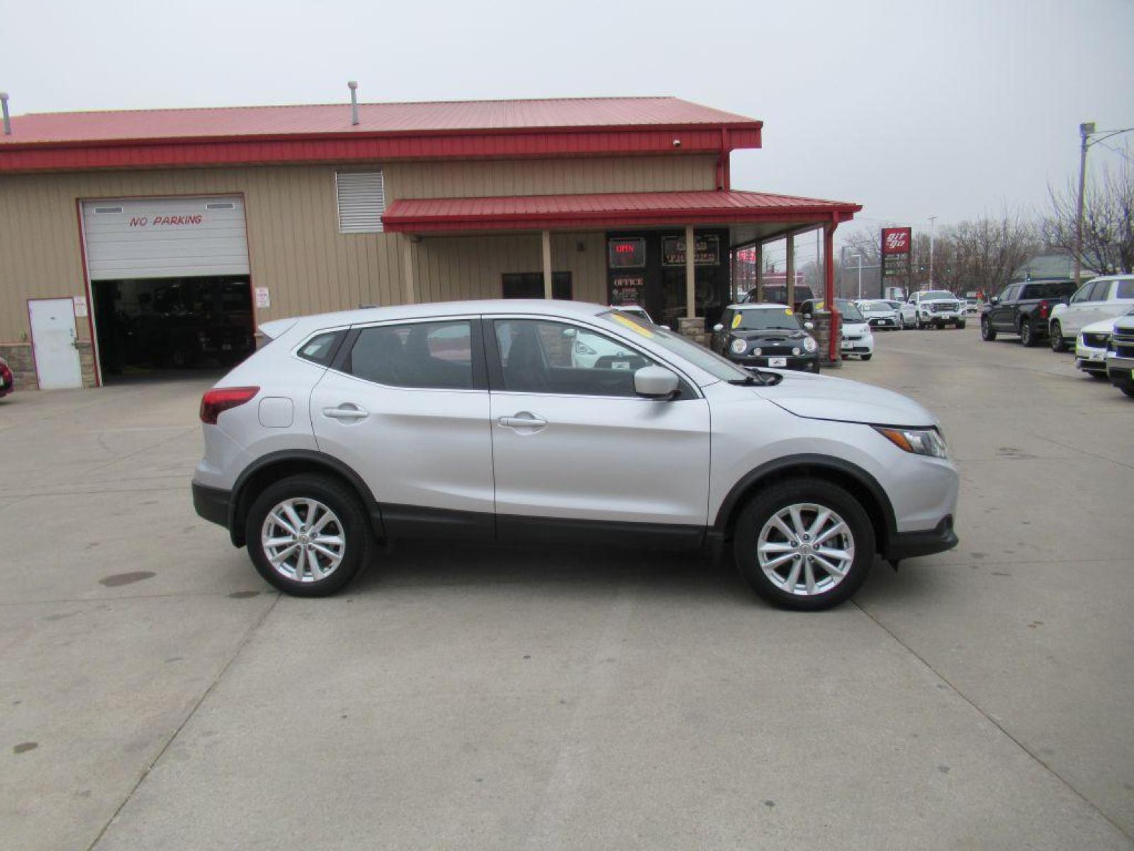 2017 SILVER NISSAN ROGUE SPORT S (JN1BJ1CR4HW) with an 2.0L engine, Continuously Variable transmission, located at 908 SE 14th Street, Des Moines, IA, 50317, (515) 281-0330, 41.580303, -93.597046 - Photo #3