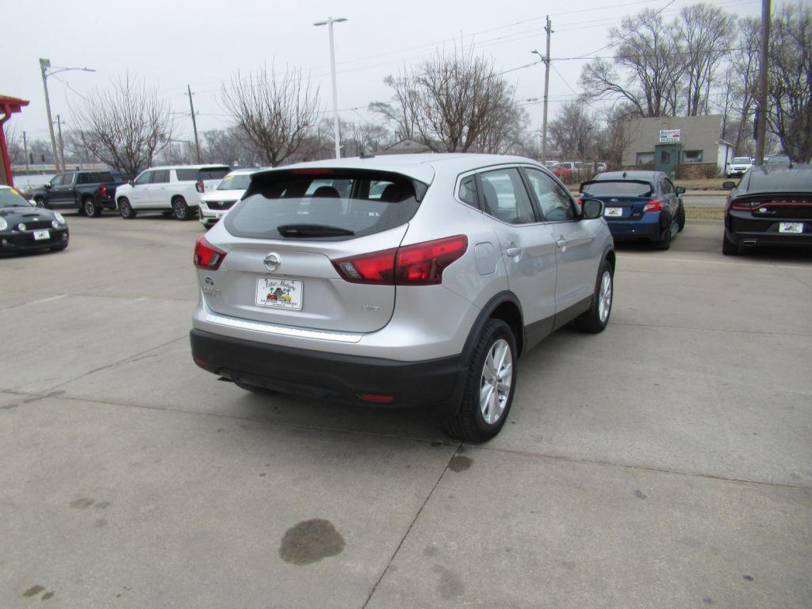 2017 SILVER NISSAN ROGUE SPORT S (JN1BJ1CR4HW) with an 2.0L engine, Continuously Variable transmission, located at 908 SE 14th Street, Des Moines, IA, 50317, (515) 281-0330, 41.580303, -93.597046 - Photo #4