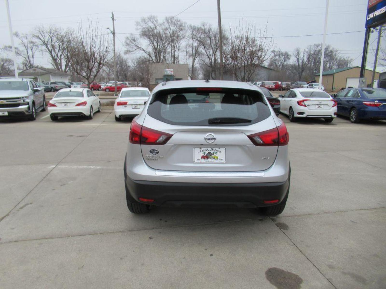 2017 SILVER NISSAN ROGUE SPORT S (JN1BJ1CR4HW) with an 2.0L engine, Continuously Variable transmission, located at 908 SE 14th Street, Des Moines, IA, 50317, (515) 281-0330, 41.580303, -93.597046 - Photo #5