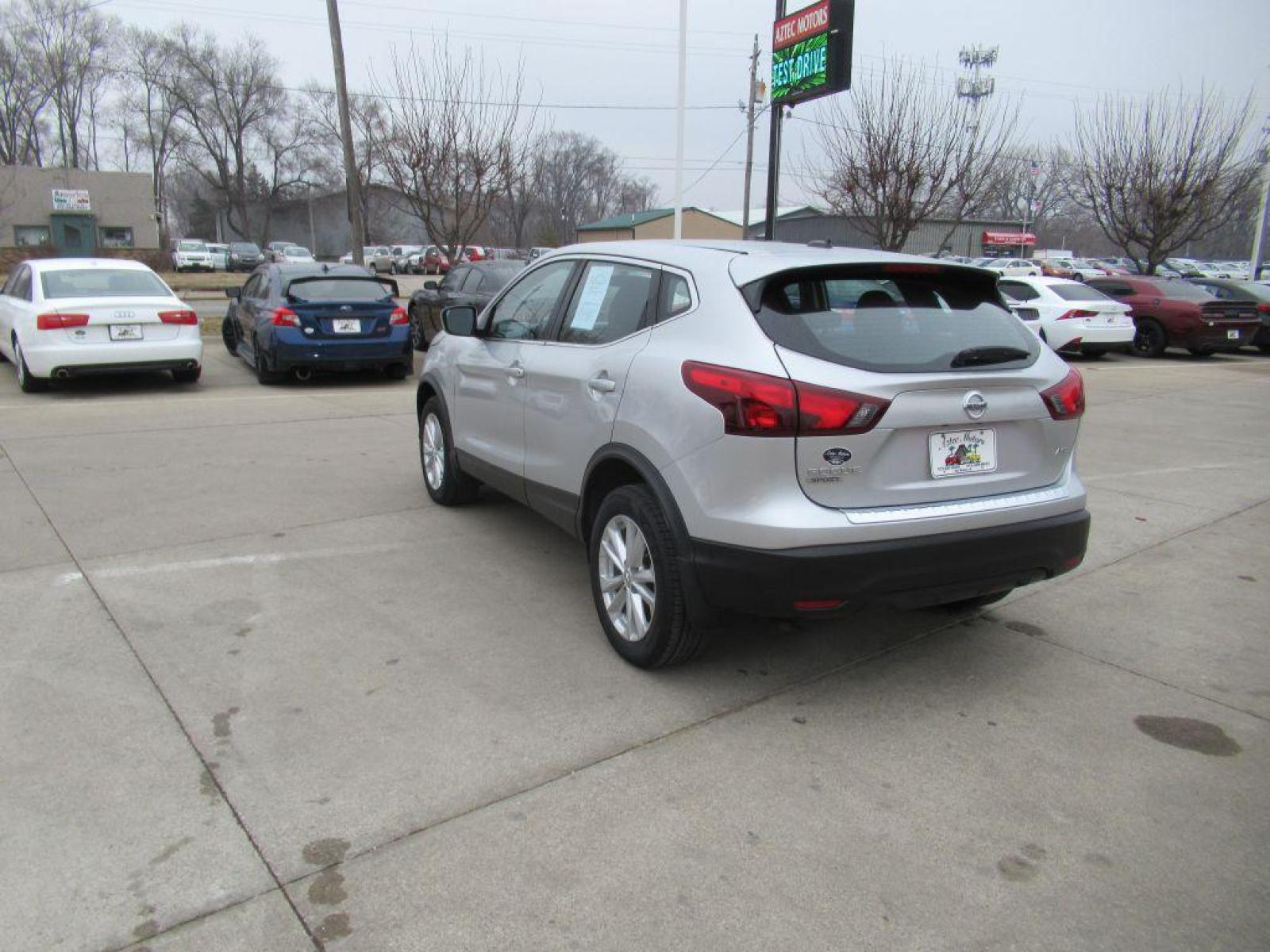 2017 SILVER NISSAN ROGUE SPORT S (JN1BJ1CR4HW) with an 2.0L engine, Continuously Variable transmission, located at 908 SE 14th Street, Des Moines, IA, 50317, (515) 281-0330, 41.580303, -93.597046 - Photo #6