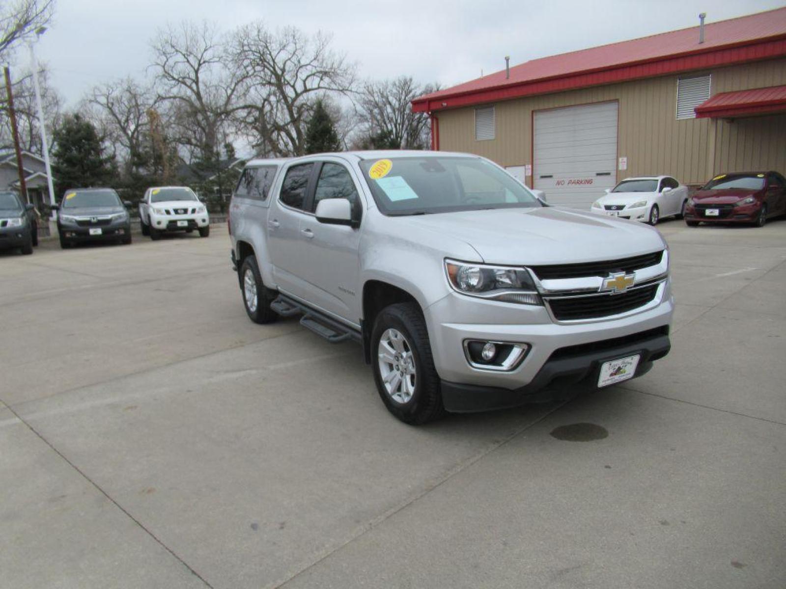 2019 SILVER CHEVROLET COLORADO LT (1GCGTCEN7K1) with an 3.6L engine, Automatic transmission, located at 908 SE 14th Street, Des Moines, IA, 50317, (515) 281-0330, 41.580303, -93.597046 - Photo #2