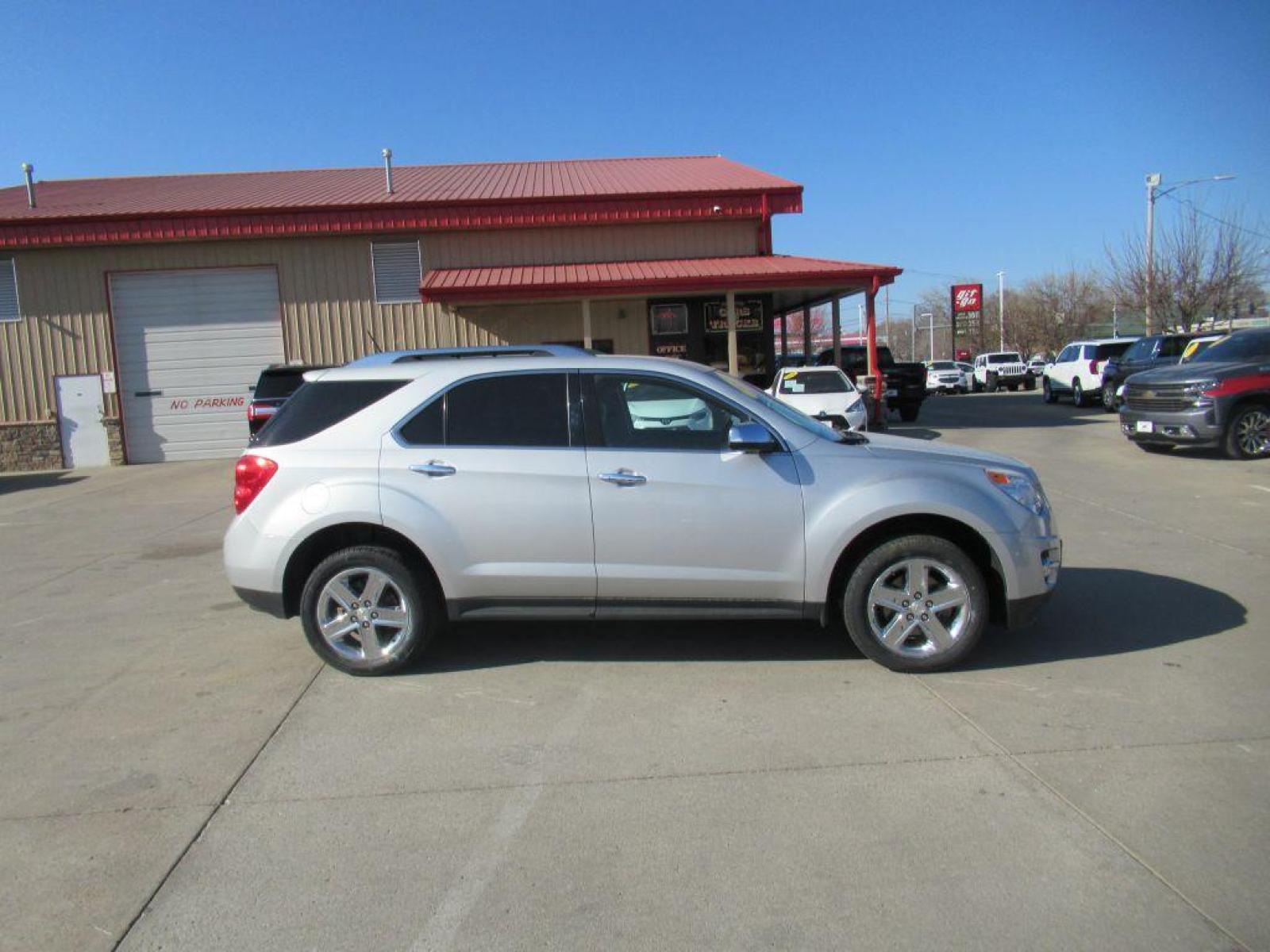 2015 SILVER CHEVROLET EQUINOX LTZ (2GNALDEKXF1) with an 2.4L engine, Automatic transmission, located at 908 SE 14th Street, Des Moines, IA, 50317, (515) 281-0330, 41.580303, -93.597046 - Photo #3