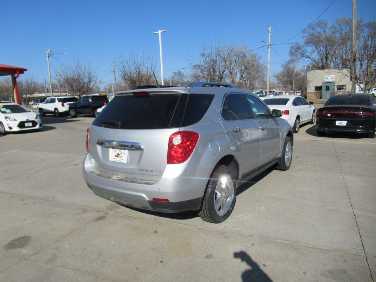 2015 SILVER CHEVROLET EQUINOX LTZ (2GNALDEKXF1) with an 2.4L engine, Automatic transmission, located at 908 SE 14th Street, Des Moines, IA, 50317, (515) 281-0330, 41.580303, -93.597046 - Photo #4