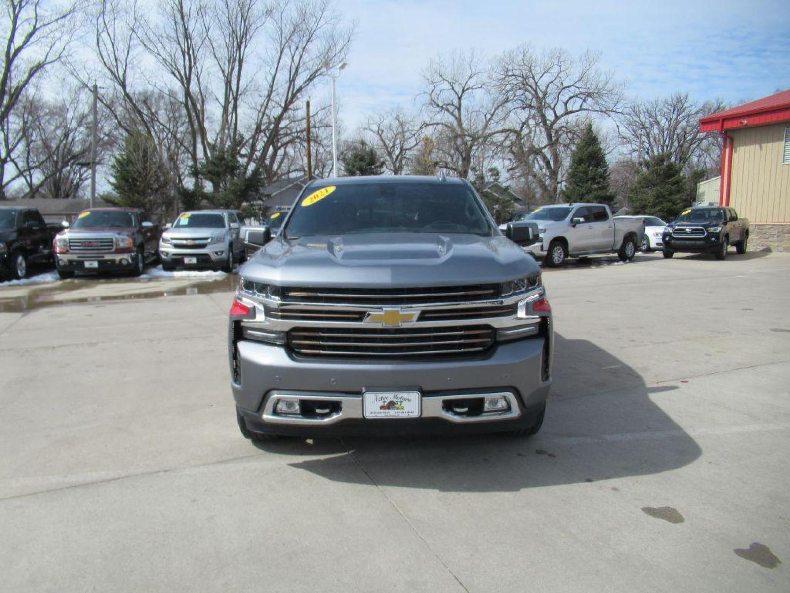 2021 GRAY CHEVROLET SILVERADO 1500 HIGH COUNTRY (1GCUYHEL2MZ) with an 6.2L engine, Automatic transmission, located at 908 SE 14th Street, Des Moines, IA, 50317, (515) 281-0330, 41.580303, -93.597046 - Photo #1