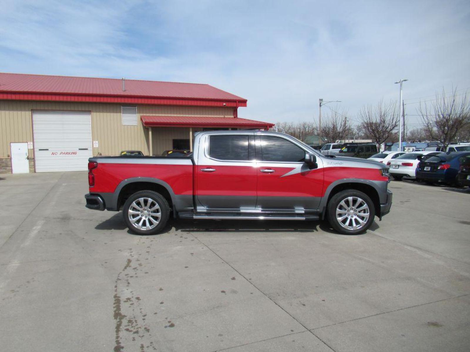2021 GRAY CHEVROLET SILVERADO 1500 HIGH COUNTRY (1GCUYHEL2MZ) with an 6.2L engine, Automatic transmission, located at 908 SE 14th Street, Des Moines, IA, 50317, (515) 281-0330, 41.580303, -93.597046 - Photo #3