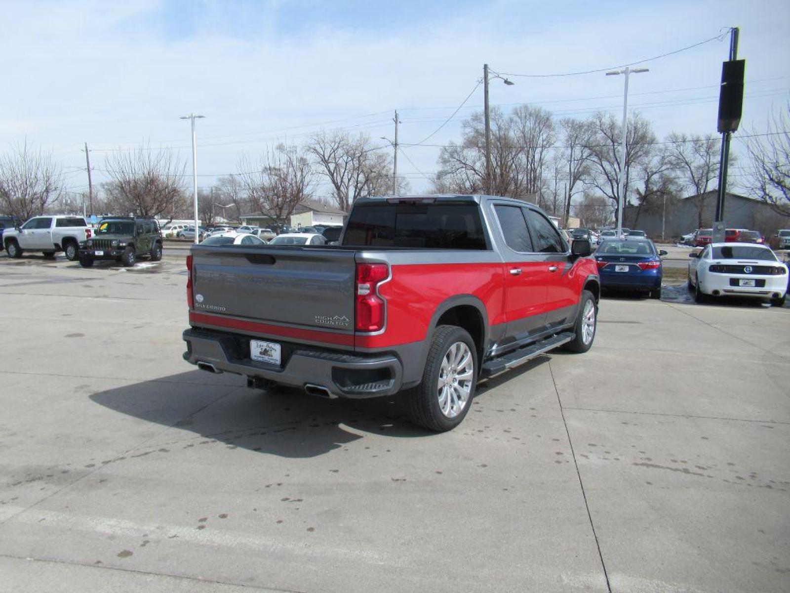 2021 GRAY CHEVROLET SILVERADO 1500 HIGH COUNTRY (1GCUYHEL2MZ) with an 6.2L engine, Automatic transmission, located at 908 SE 14th Street, Des Moines, IA, 50317, (515) 281-0330, 41.580303, -93.597046 - Photo #4
