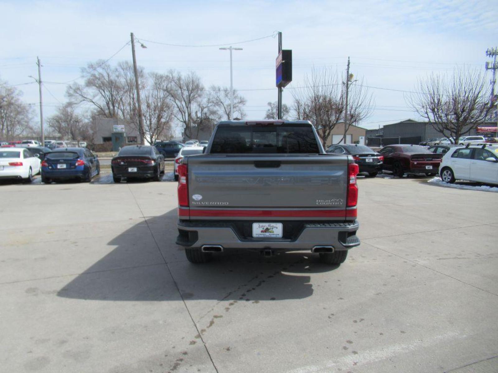 2021 GRAY CHEVROLET SILVERADO 1500 HIGH COUNTRY (1GCUYHEL2MZ) with an 6.2L engine, Automatic transmission, located at 908 SE 14th Street, Des Moines, IA, 50317, (515) 281-0330, 41.580303, -93.597046 - Photo #5
