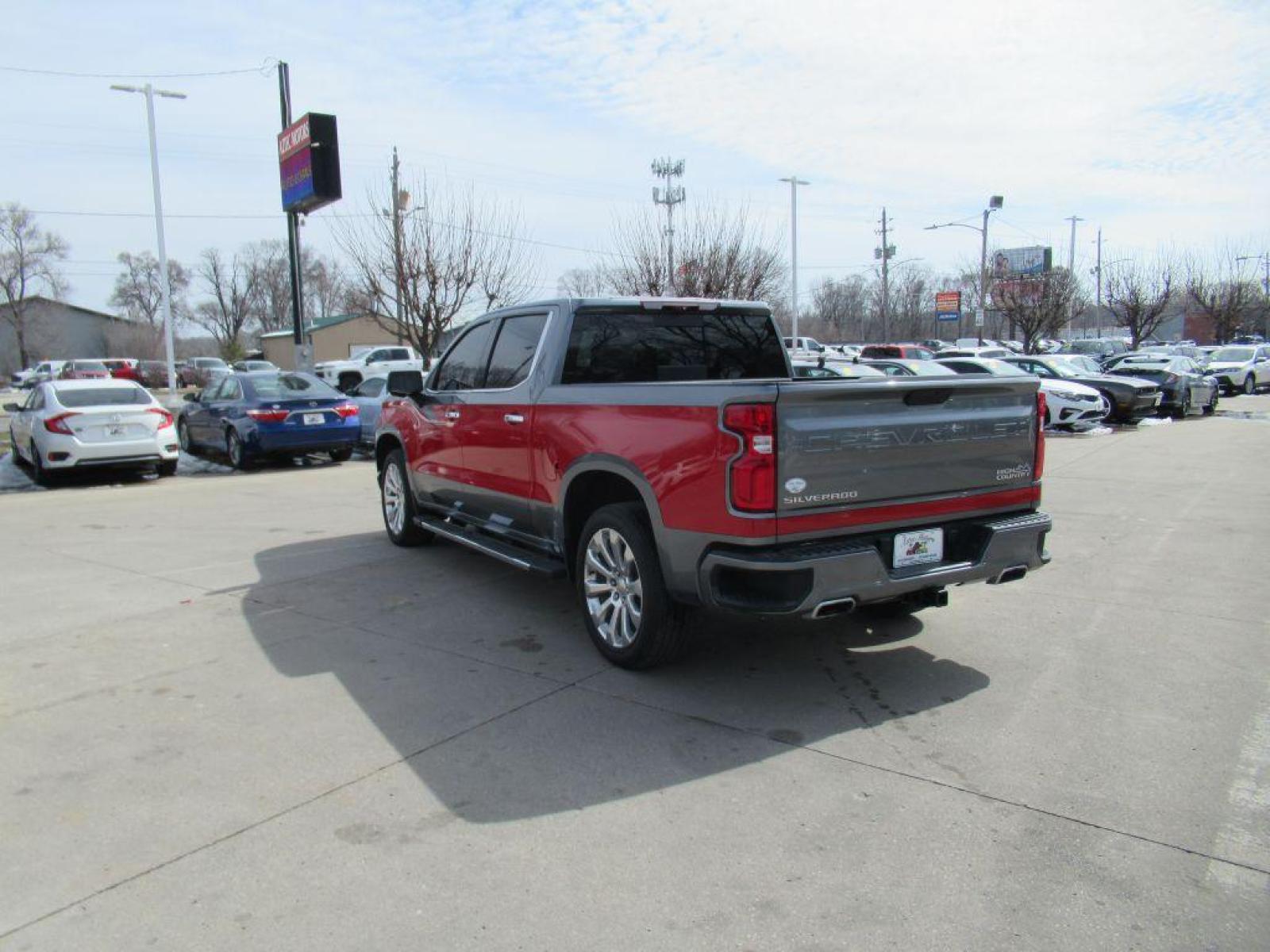 2021 GRAY CHEVROLET SILVERADO 1500 HIGH COUNTRY (1GCUYHEL2MZ) with an 6.2L engine, Automatic transmission, located at 908 SE 14th Street, Des Moines, IA, 50317, (515) 281-0330, 41.580303, -93.597046 - Photo #6