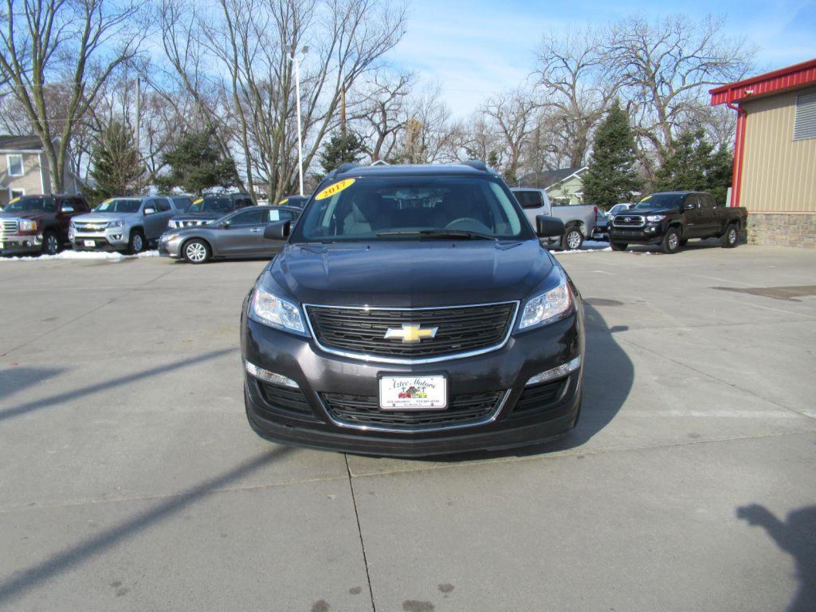 2017 GRAY CHEVROLET TRAVERSE LS (1GNKRFED0HJ) with an 3.6L engine, Automatic transmission, located at 908 SE 14th Street, Des Moines, IA, 50317, (515) 281-0330, 41.580303, -93.597046 - Photo #1
