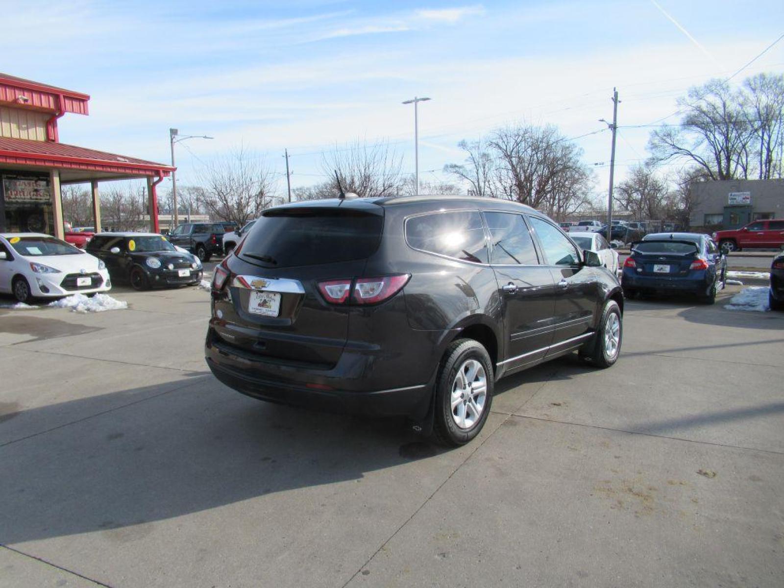 2017 GRAY CHEVROLET TRAVERSE LS (1GNKRFED0HJ) with an 3.6L engine, Automatic transmission, located at 908 SE 14th Street, Des Moines, IA, 50317, (515) 281-0330, 41.580303, -93.597046 - Photo #4