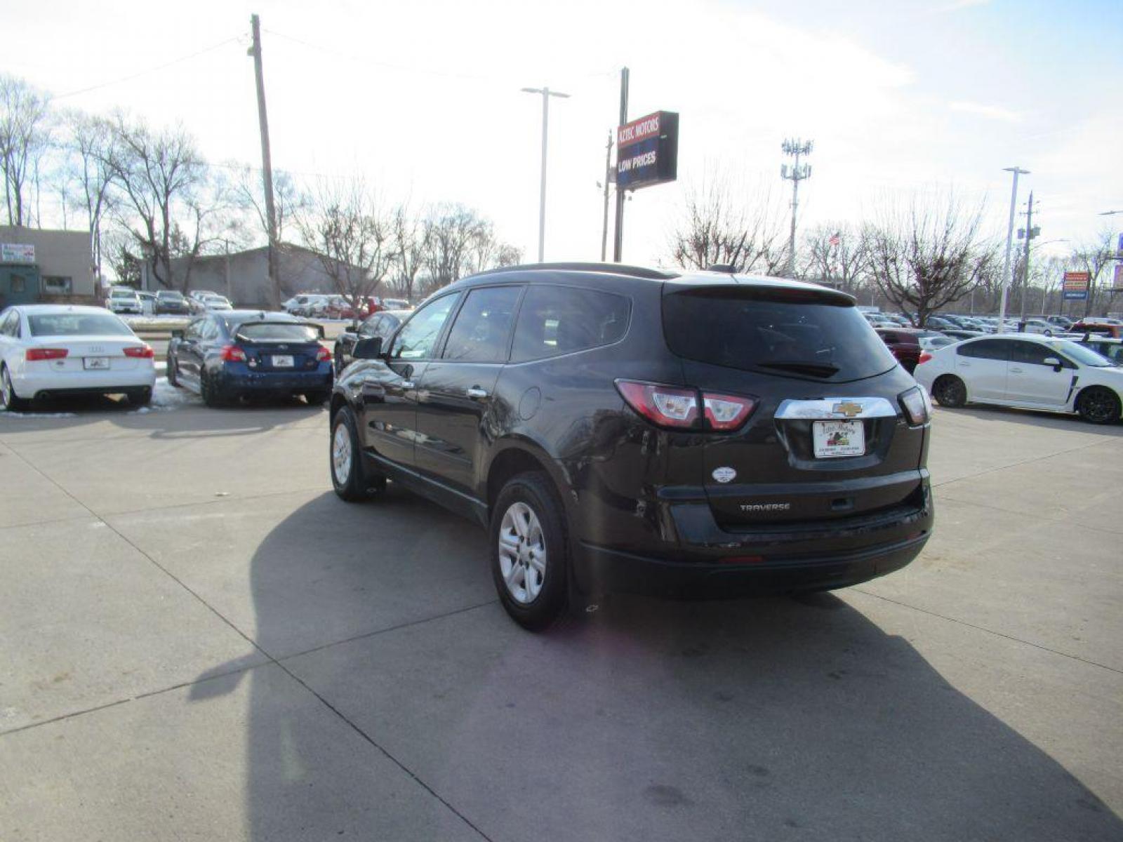2017 GRAY CHEVROLET TRAVERSE LS (1GNKRFED0HJ) with an 3.6L engine, Automatic transmission, located at 908 SE 14th Street, Des Moines, IA, 50317, (515) 281-0330, 41.580303, -93.597046 - Photo #6