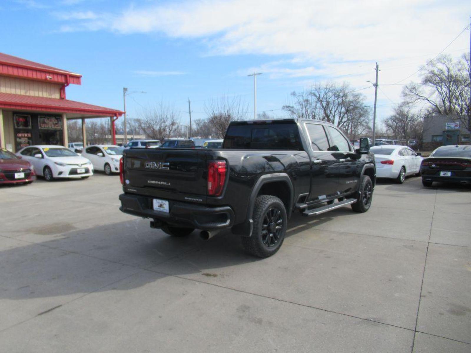 2020 BLACK GMC SIERRA 2500 DENALI (1GT49REY0LF) with an 6.6L engine, Automatic transmission, located at 908 SE 14th Street, Des Moines, IA, 50317, (515) 281-0330, 41.580303, -93.597046 - Photo #4