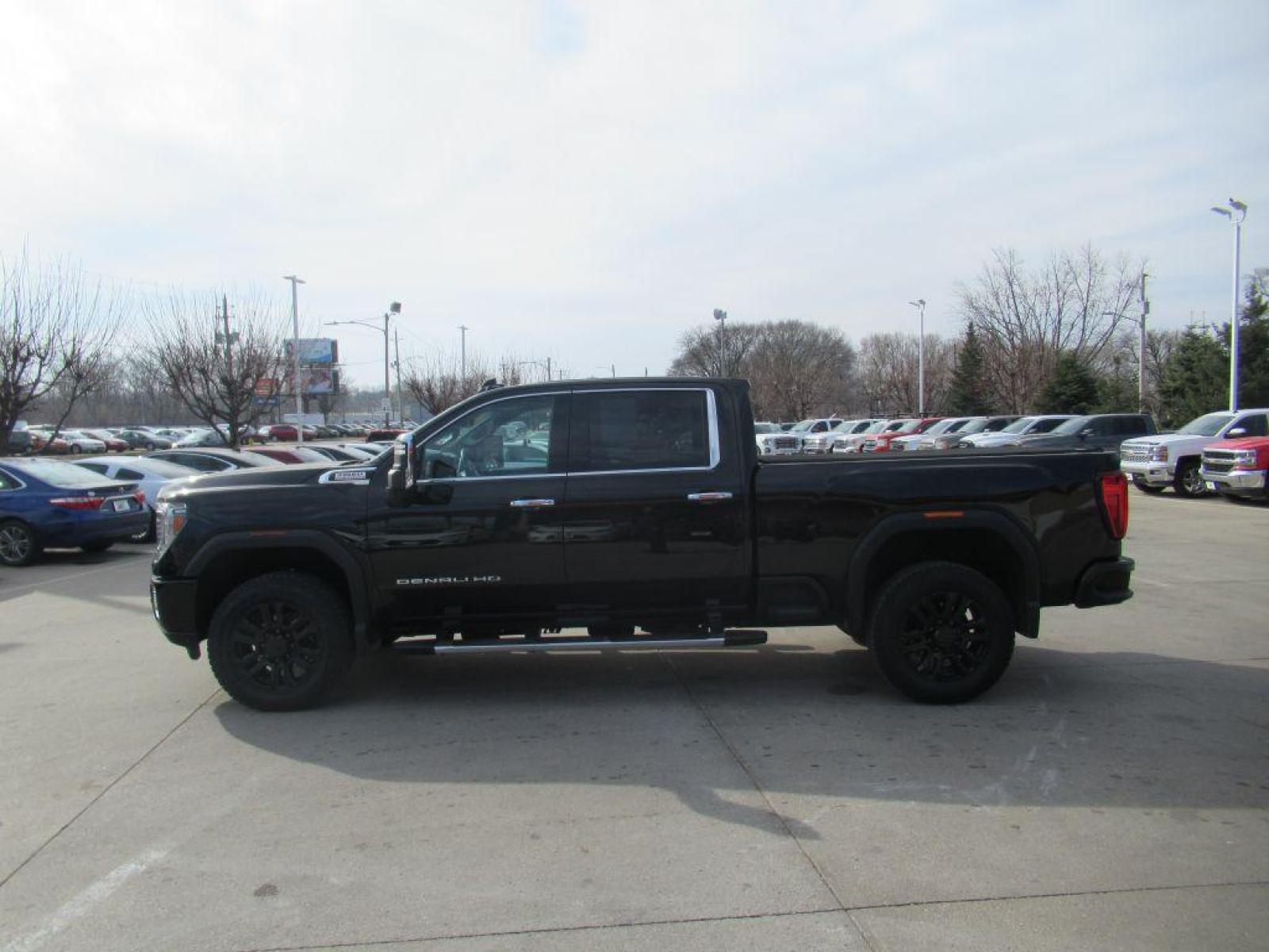 2020 BLACK GMC SIERRA 2500 DENALI (1GT49REY0LF) with an 6.6L engine, Automatic transmission, located at 908 SE 14th Street, Des Moines, IA, 50317, (515) 281-0330, 41.580303, -93.597046 - Photo #7