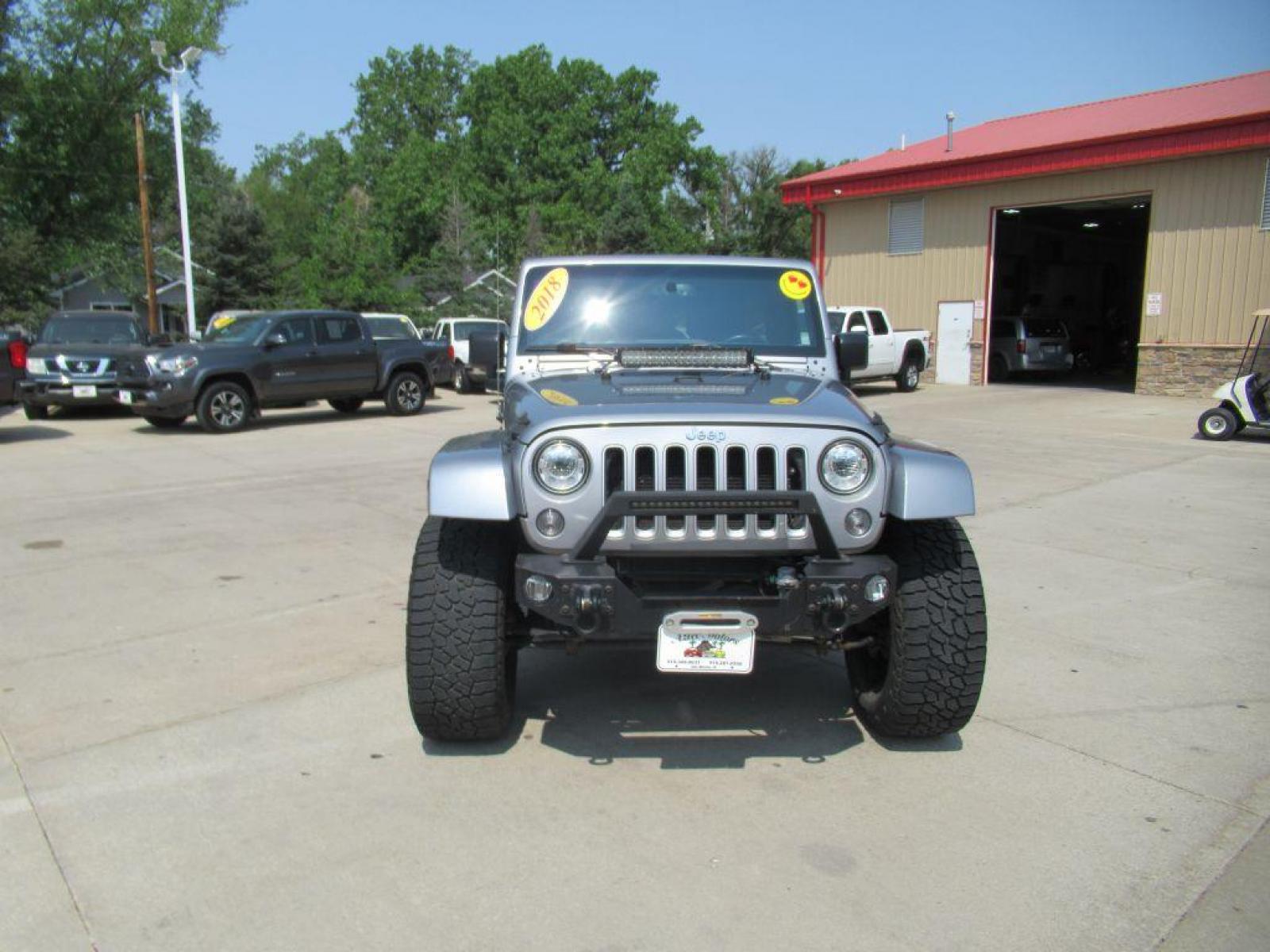 2018 SILVER JEEP WRANGLER UNLIMI SAHARA (1C4BJWEG2JL) with an 3.6L engine, Automatic transmission, located at 908 SE 14th Street, Des Moines, IA, 50317, (515) 281-0330, 41.580303, -93.597046 - Photo #1