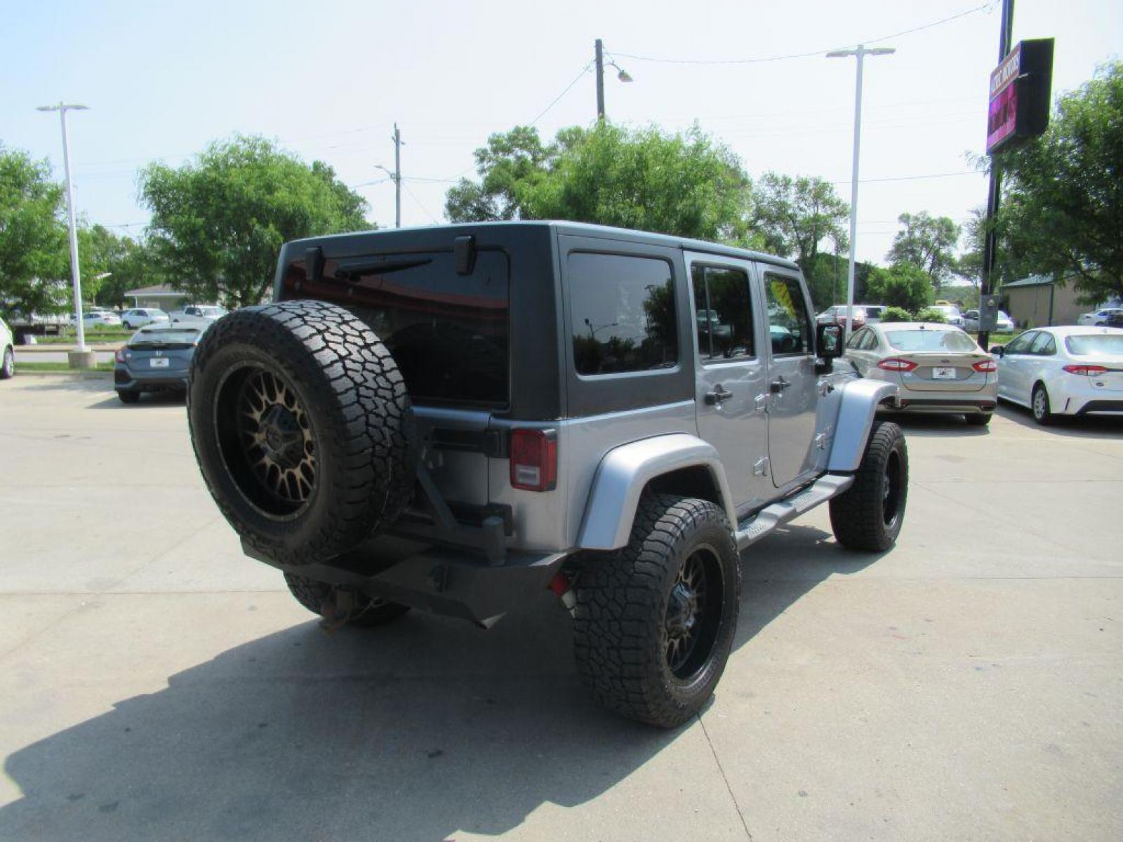 2018 SILVER JEEP WRANGLER UNLIMI SAHARA (1C4BJWEG2JL) with an 3.6L engine, Automatic transmission, located at 908 SE 14th Street, Des Moines, IA, 50317, (515) 281-0330, 41.580303, -93.597046 - Photo #4