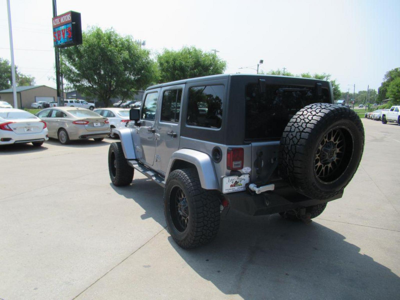 2018 SILVER JEEP WRANGLER UNLIMI SAHARA (1C4BJWEG2JL) with an 3.6L engine, Automatic transmission, located at 908 SE 14th Street, Des Moines, IA, 50317, (515) 281-0330, 41.580303, -93.597046 - Photo #6