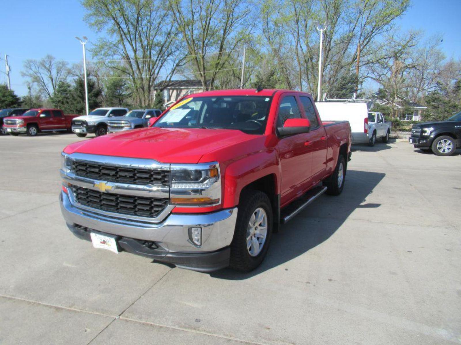 2017 RED CHEVROLET SILVERADO 1500 LT (1GCVKREC8HZ) with an 5.3L engine, Automatic transmission, located at 908 SE 14th Street, Des Moines, IA, 50317, (515) 281-0330, 41.580303, -93.597046 - Photo #0