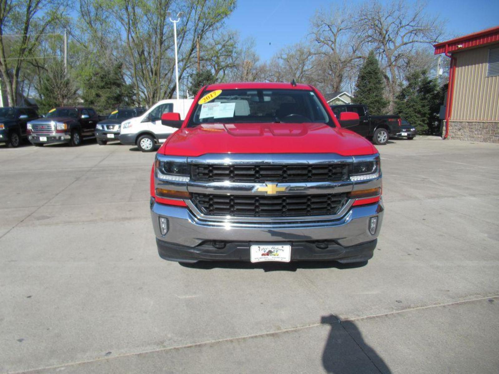 2017 RED CHEVROLET SILVERADO 1500 LT (1GCVKREC8HZ) with an 5.3L engine, Automatic transmission, located at 908 SE 14th Street, Des Moines, IA, 50317, (515) 281-0330, 41.580303, -93.597046 - Photo #1