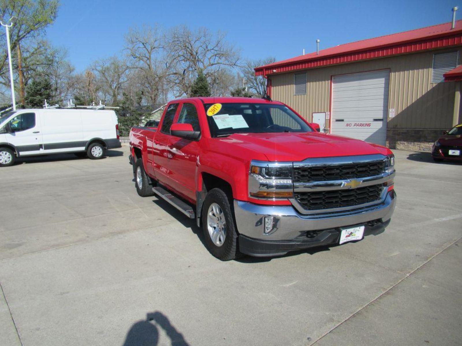 2017 RED CHEVROLET SILVERADO 1500 LT (1GCVKREC8HZ) with an 5.3L engine, Automatic transmission, located at 908 SE 14th Street, Des Moines, IA, 50317, (515) 281-0330, 41.580303, -93.597046 - Photo #2