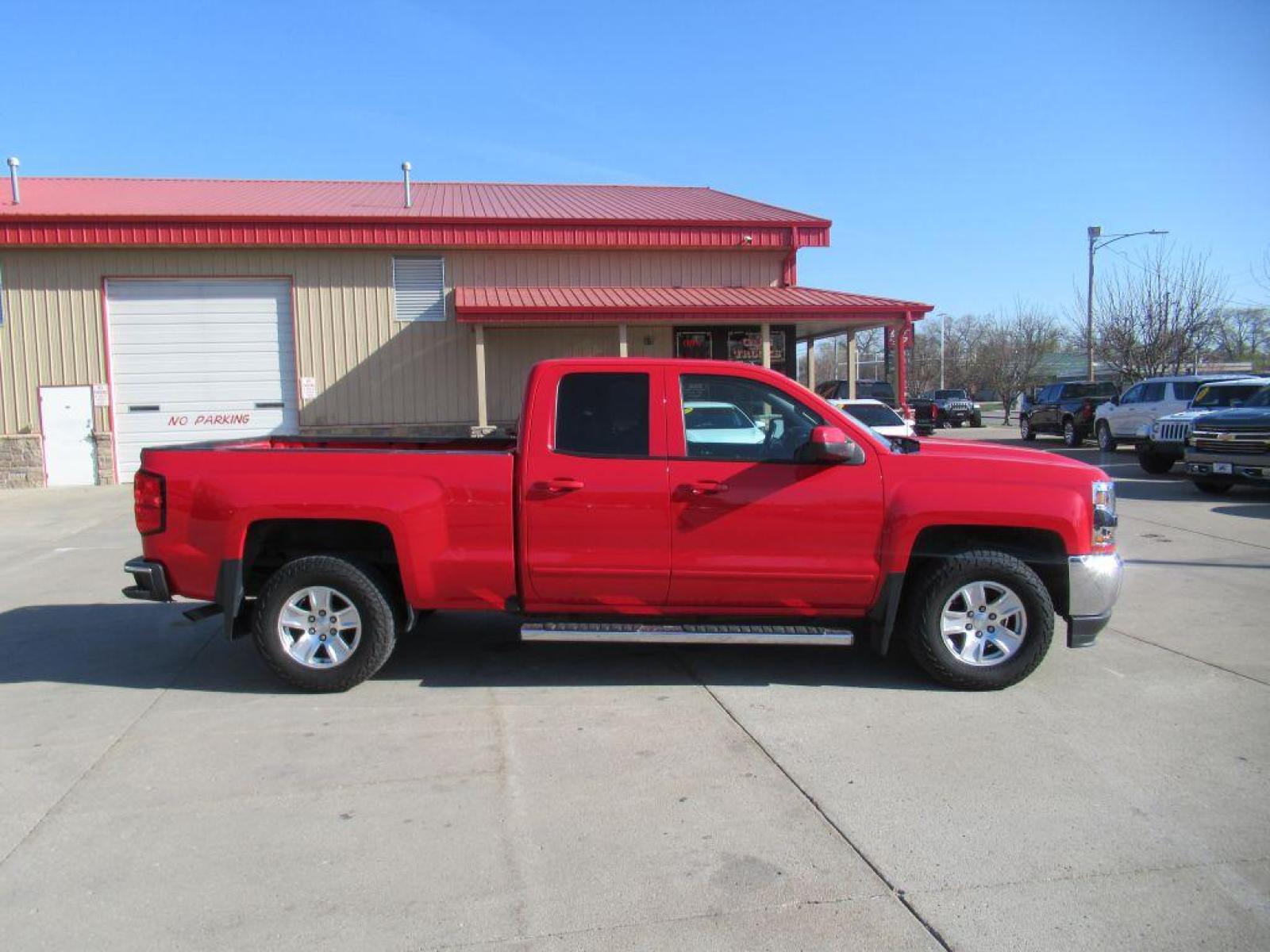 2017 RED CHEVROLET SILVERADO 1500 LT (1GCVKREC8HZ) with an 5.3L engine, Automatic transmission, located at 908 SE 14th Street, Des Moines, IA, 50317, (515) 281-0330, 41.580303, -93.597046 - Photo #3