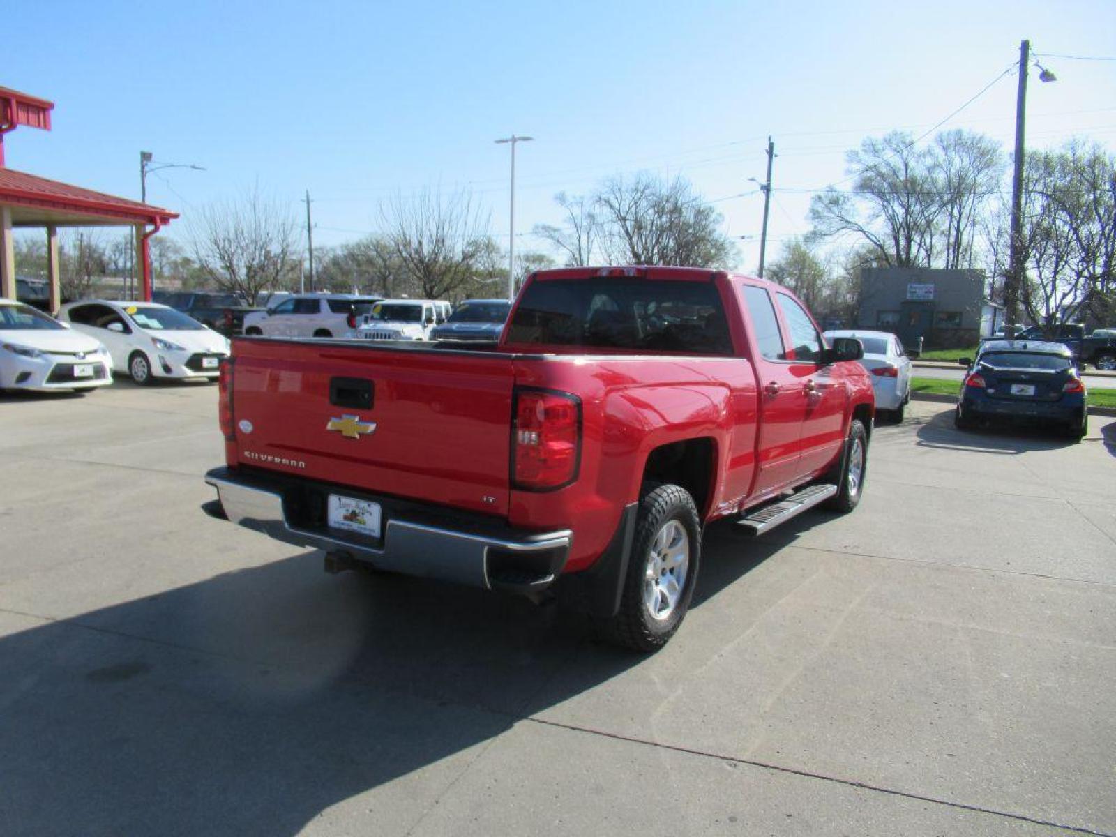 2017 RED CHEVROLET SILVERADO 1500 LT (1GCVKREC8HZ) with an 5.3L engine, Automatic transmission, located at 908 SE 14th Street, Des Moines, IA, 50317, (515) 281-0330, 41.580303, -93.597046 - Photo #4