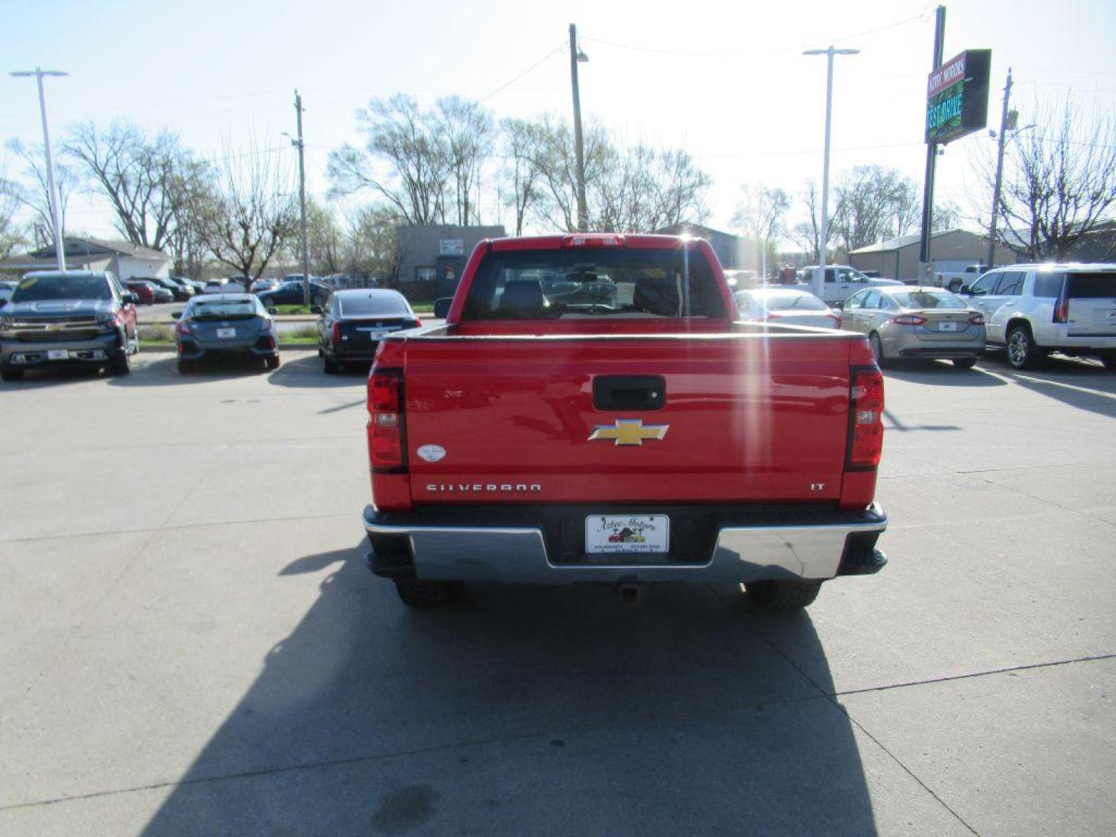 2017 RED CHEVROLET SILVERADO 1500 LT (1GCVKREC8HZ) with an 5.3L engine, Automatic transmission, located at 908 SE 14th Street, Des Moines, IA, 50317, (515) 281-0330, 41.580303, -93.597046 - Photo #5