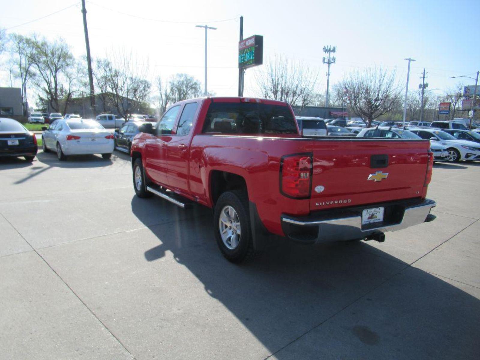 2017 RED CHEVROLET SILVERADO 1500 LT (1GCVKREC8HZ) with an 5.3L engine, Automatic transmission, located at 908 SE 14th Street, Des Moines, IA, 50317, (515) 281-0330, 41.580303, -93.597046 - Photo #6