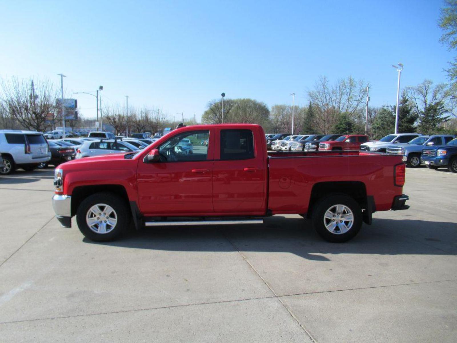 2017 RED CHEVROLET SILVERADO 1500 LT (1GCVKREC8HZ) with an 5.3L engine, Automatic transmission, located at 908 SE 14th Street, Des Moines, IA, 50317, (515) 281-0330, 41.580303, -93.597046 - Photo #7