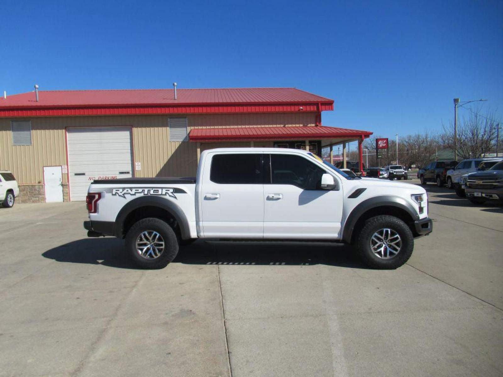2017 WHITE FORD F150 RAPTOR (1FTFW1RG8HF) with an 3.5L engine, Automatic transmission, located at 908 SE 14th Street, Des Moines, IA, 50317, (515) 281-0330, 41.580303, -93.597046 - Photo #3