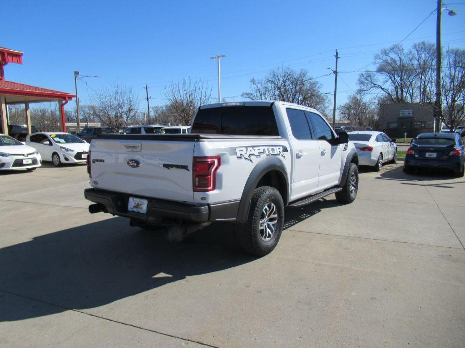 2017 WHITE FORD F150 RAPTOR (1FTFW1RG8HF) with an 3.5L engine, Automatic transmission, located at 908 SE 14th Street, Des Moines, IA, 50317, (515) 281-0330, 41.580303, -93.597046 - Photo #4