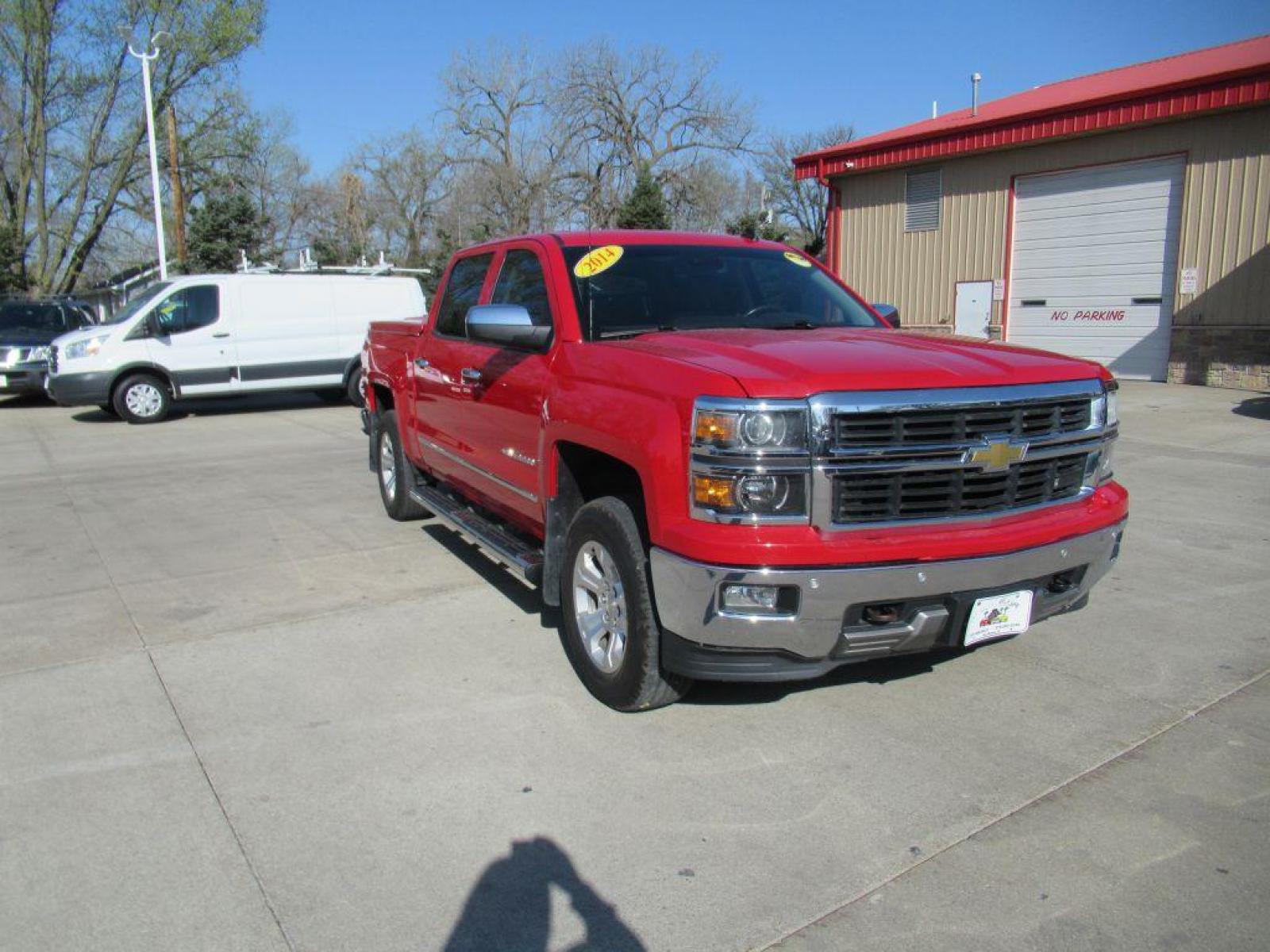 2014 RED CHEVROLET SILVERADO 1500 LTZ (3GCUKSEC2EG) with an 5.3L engine, Automatic transmission, located at 908 SE 14th Street, Des Moines, IA, 50317, (515) 281-0330, 41.580303, -93.597046 - Photo #2