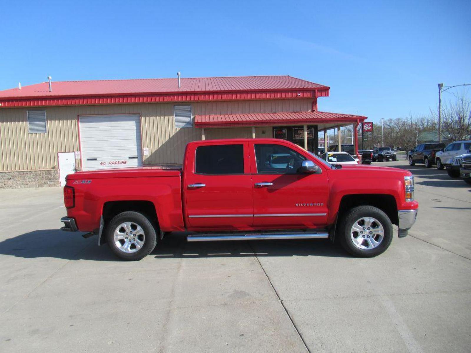 2014 RED CHEVROLET SILVERADO 1500 LTZ (3GCUKSEC2EG) with an 5.3L engine, Automatic transmission, located at 908 SE 14th Street, Des Moines, IA, 50317, (515) 281-0330, 41.580303, -93.597046 - Photo #3