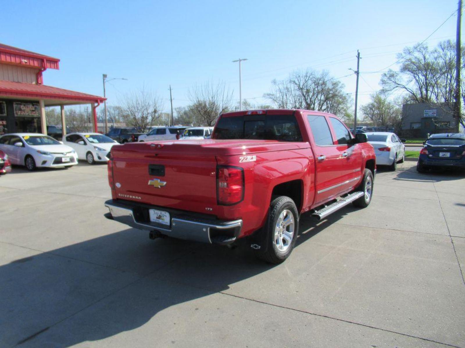2014 RED CHEVROLET SILVERADO 1500 LTZ (3GCUKSEC2EG) with an 5.3L engine, Automatic transmission, located at 908 SE 14th Street, Des Moines, IA, 50317, (515) 281-0330, 41.580303, -93.597046 - Photo #4