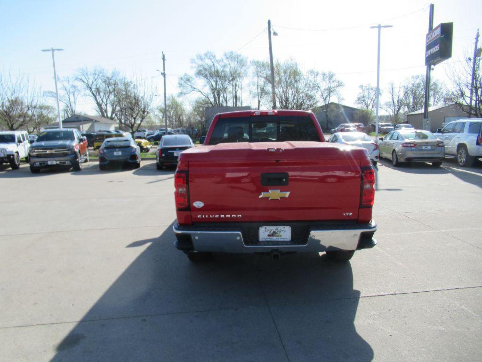 2014 RED CHEVROLET SILVERADO 1500 LTZ (3GCUKSEC2EG) with an 5.3L engine, Automatic transmission, located at 908 SE 14th Street, Des Moines, IA, 50317, (515) 281-0330, 41.580303, -93.597046 - Photo #5