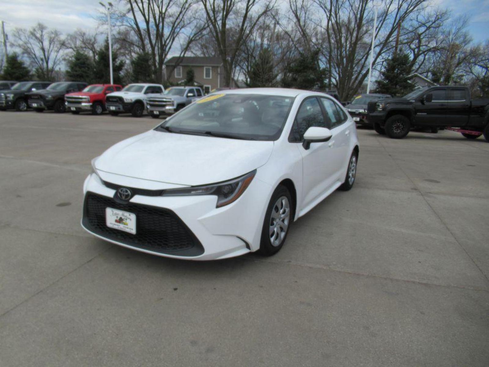 2020 WHITE TOYOTA COROLLA LE (5YFEPRAE7LP) with an 1.8L engine, Continuously Variable transmission, located at 908 SE 14th Street, Des Moines, IA, 50317, (515) 281-0330, 41.580303, -93.597046 - Photo #0